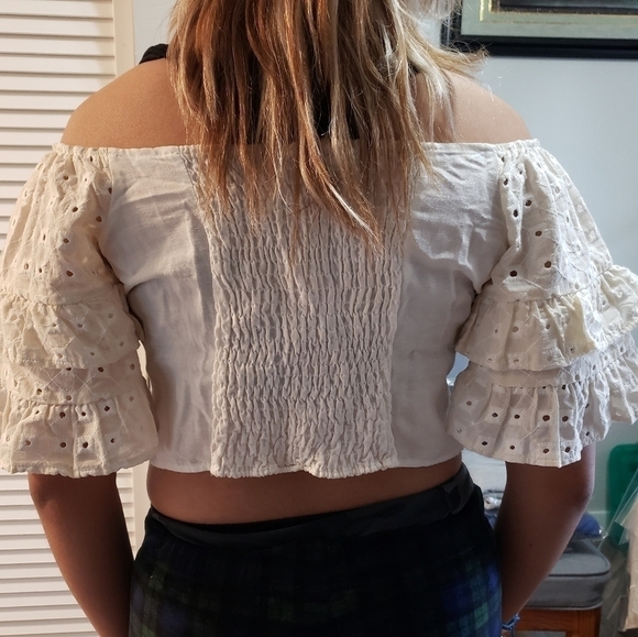 𝅺ZARA Beige embroidered ruffled sleeves, crop top,  size L. - Picture 2 of 16